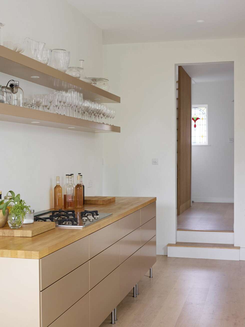Ekstra dypt. Skapstammene er fra Ikea, komfyrtoppen er fra Smeg. Benkeplaten er ekstra
dyp, 70 cm, slik at den nedfelte avtrekksviften fikk plass bak komfyrtoppen. Flaskene er hjemmebrygget likør av rabarbra, hyllebær og bringebær, samt en flaske rabarbravin, alt fra hagen. Styling: Tone Kroken. Ekstra dypt. Skapstammene er fra Ikea, komfyrtoppen er fra Smeg. Benkeplaten er ekstra
dyp, 70 cm, slik at den nedfelte avtrekksviften fikk plass bak komfyrtoppen. Flaskene er hjemmebrygget likør av rabarbra, hyllebær og bringebær, samt en flaske rabarbravin, alt fra hagen. Styling: Tone Kroken.