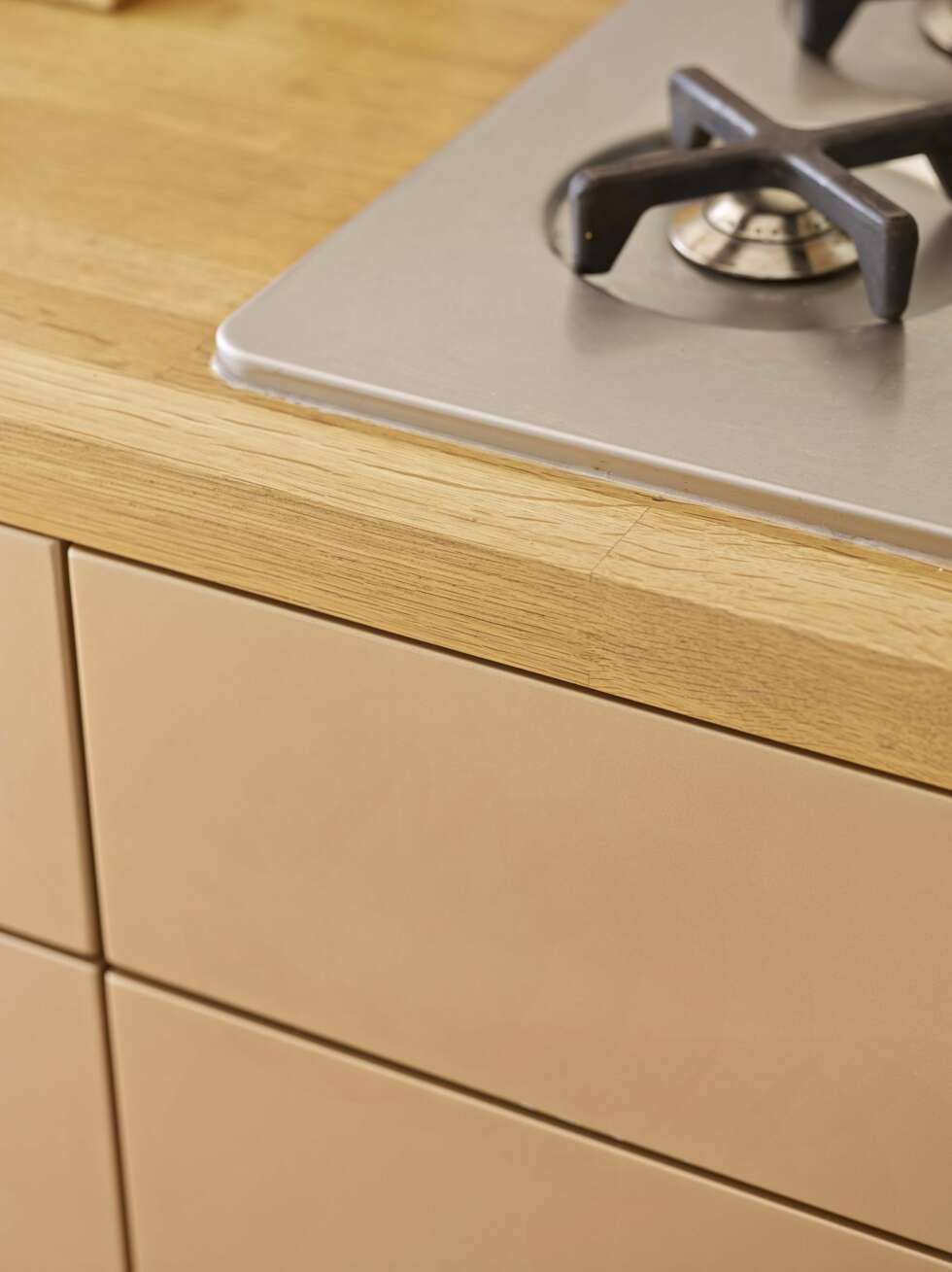 Trikset og fikset. En lokal snekker laget fronter i MDF, som blen spraylmalt i kobberfarge. Trikset og fikset. En lokal snekker laget fronter i MDF, som blen spraylmalt i kobberfarge.