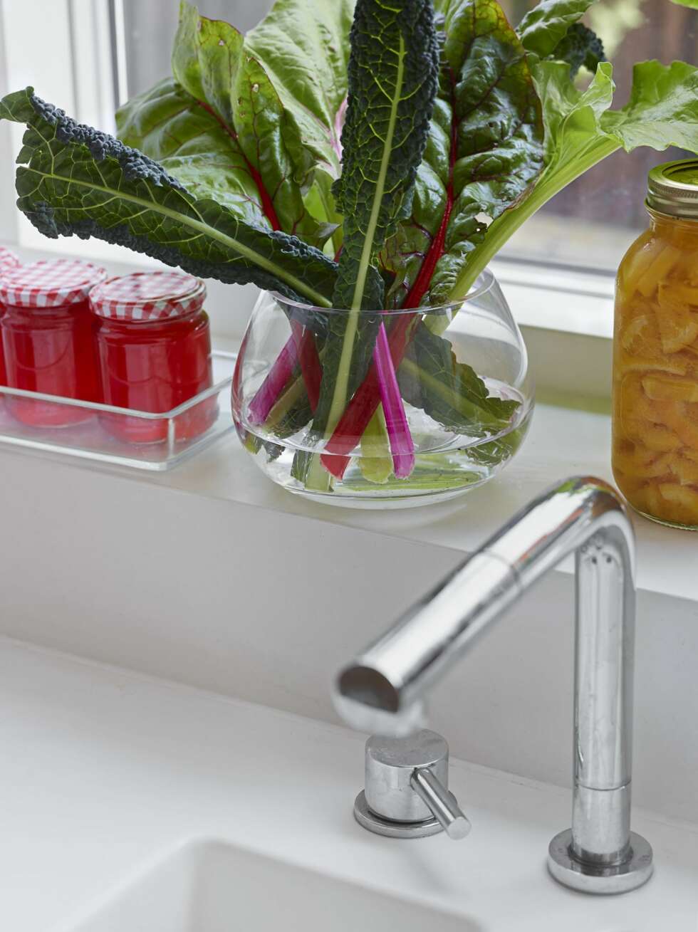 Mari lager blant annet saft og syltetøy av rabarbra, plomme, bjørnebær og hylleblomst fra
hagen. Hun lager også ulike sorter brus og vin. I glasset har hun laget Picalilli (aspargesbønner og squash i sennep og gurkemeiesaus). Vask og benkeplate er i Corian. Styling: Tone Kroken. Mari lager blant annet saft og syltetøy av rabarbra, plomme, bjørnebær og hylleblomst fra
hagen. Hun lager også ulike sorter brus og vin. I glasset har hun laget Picalilli (aspargesbønner og squash i sennep og gurkemeiesaus). Vask og benkeplate er i Corian. Styling: Tone Kroken.