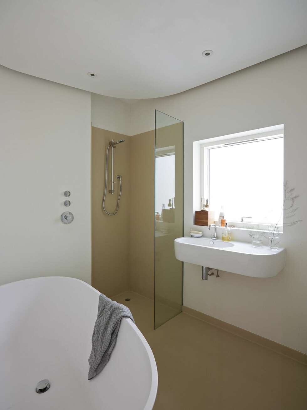 Badet i andre etasje er kledd i Corian. Himlingen med dimbare downlights er senket og har ledlys langs kanten. Badet i andre etasje er kledd i Corian. Himlingen med dimbare downlights er senket og har ledlys langs kanten.