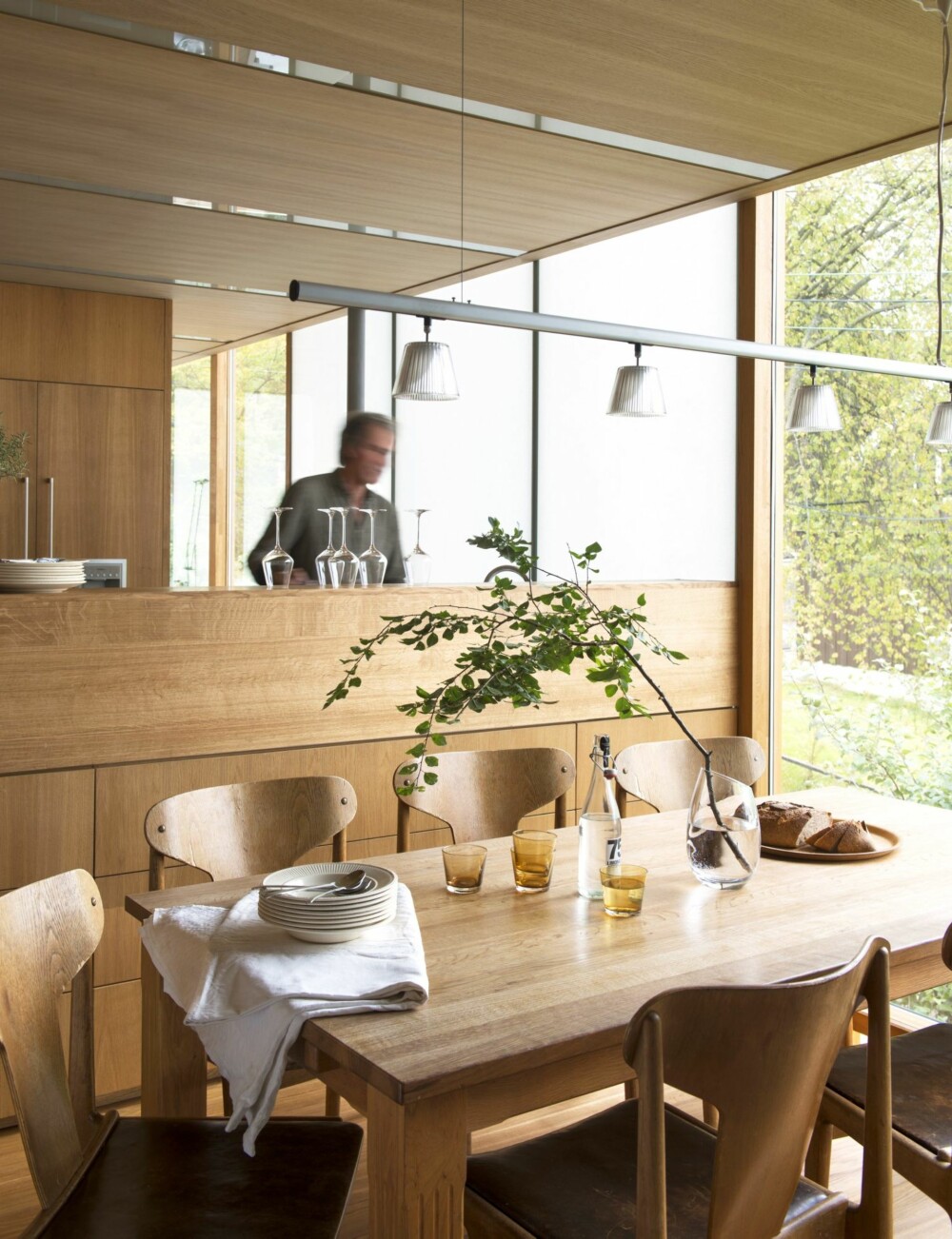 ÅPENT ROM: Kjøkkenet har åpen forbindelse til spisesonen, samtidig som den opphøyde barløsningen gjør at alt rot forblir skjult. Styling: Juni Hjartholm. ÅPENT ROM: Kjøkkenet har åpen forbindelse til spisesonen, samtidig som den opphøyde barløsningen gjør at alt rot forblir skjult. Styling: Juni Hjartholm.