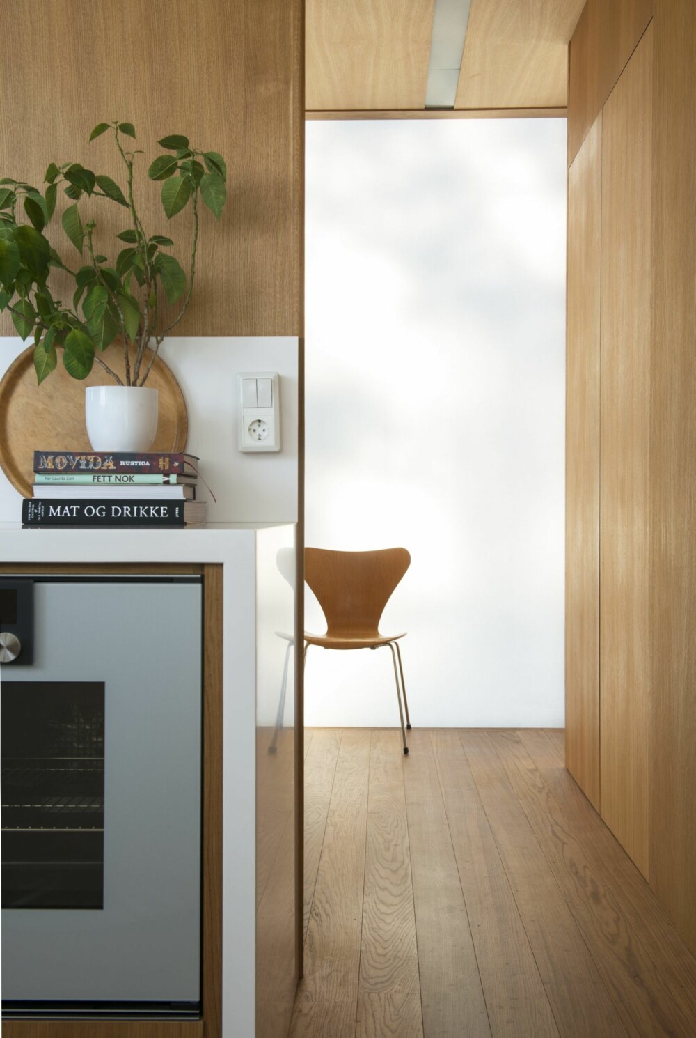 FIN EFFEKT: Solskinnet som siles gjennom furukronen utenfor avtegner et intrikat og levende mønster på aerogel-veggen i vest. Styling: Juni Hjartholm. FIN EFFEKT: Solskinnet som siles gjennom furukronen utenfor avtegner et intrikat og levende mønster på aerogel-veggen i vest. Styling: Juni Hjartholm.