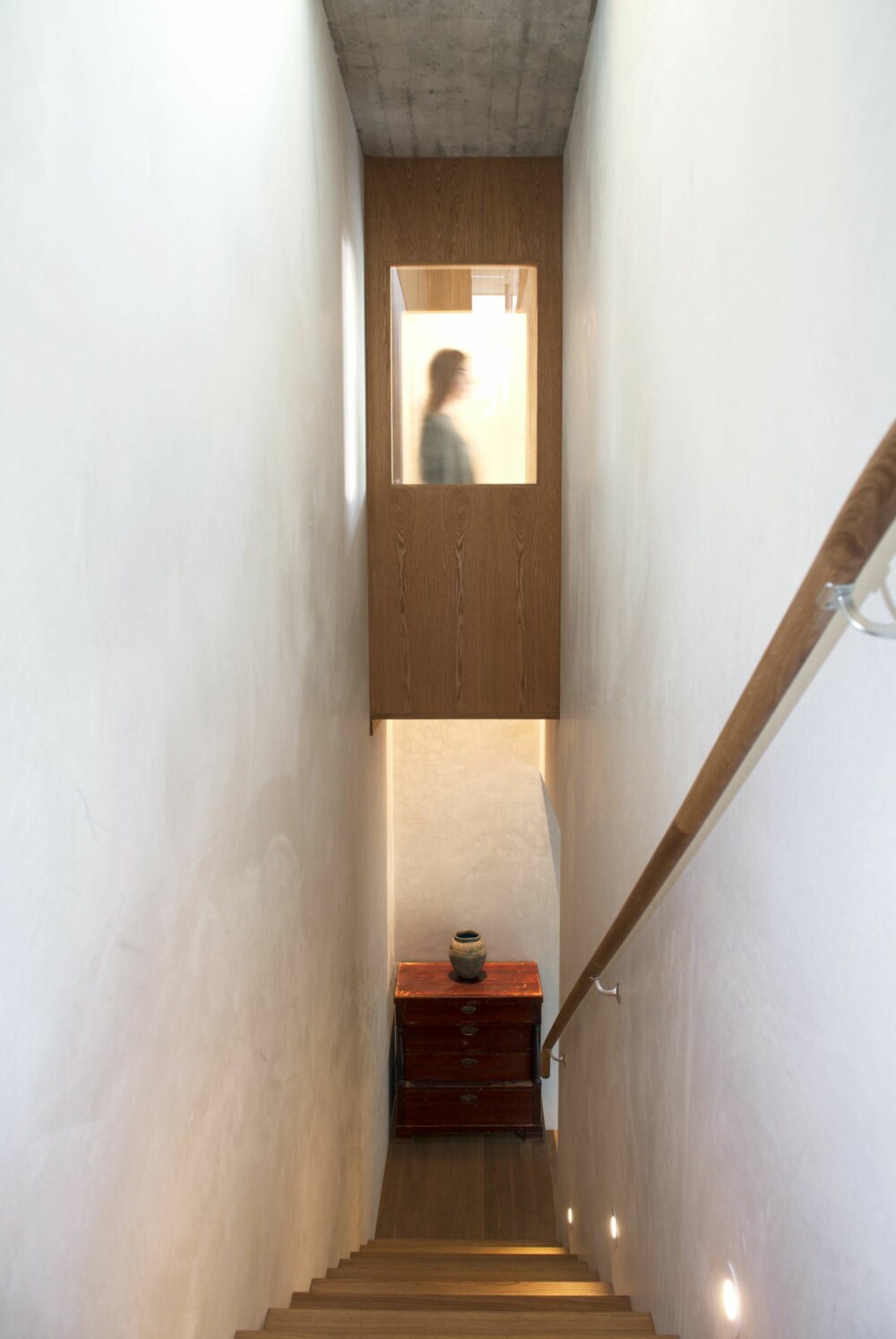 INTERNBRO: Den vesle broen er en lukket korridor med vinduer på begge sider. Den originale løsningen gjør det mulig å gå direkte fra soverommet til uteplassen på vestsiden av huset. Styling: Juni Hjartholm. INTERNBRO: Den vesle broen er en lukket korridor med vinduer på begge sider. Den originale løsningen gjør det mulig å gå direkte fra soverommet til uteplassen på vestsiden av huset. Styling: Juni Hjartholm.