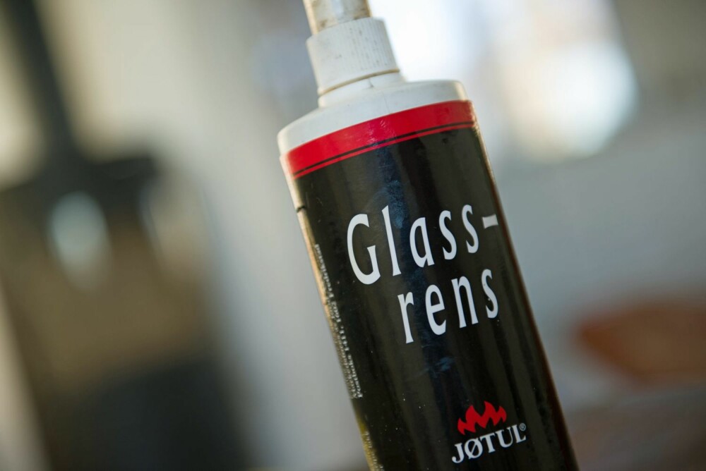 ETSENDE: Spesialprodukter etser bort soten uten å skade glasset. Det anbefales å bruke beskyttelseshansker når man bruker slike kjemikalier. ETSENDE: Spesialprodukter etser bort soten uten å skade glasset. Det anbefales å bruke beskyttelseshansker når man bruker slike kjemikalier.