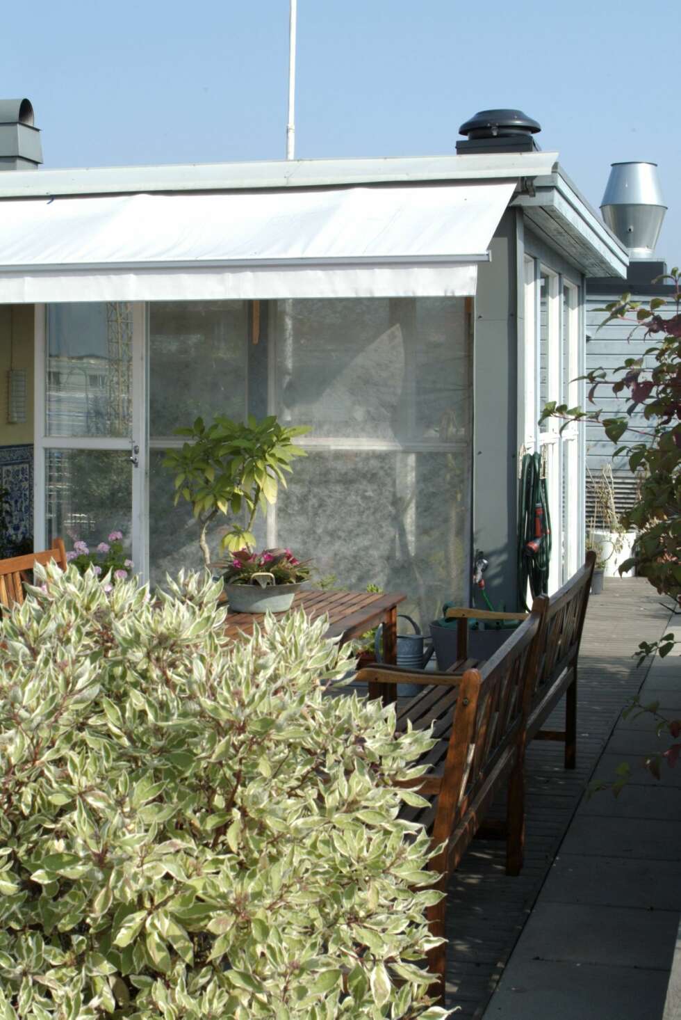 LUNE UTEROM: Solskjermingen beskytter både mot stikkende sol og trekk på toppen av høyhuset. LUNE UTEROM: Solskjermingen beskytter både mot stikkende sol og trekk på toppen av høyhuset.