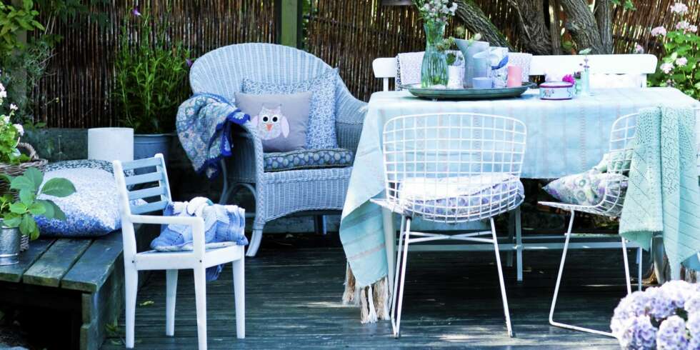 ROMANTISKE VIBBER: Duse pasteller rundt hagebordet! De hvite stolene er designet av Harry Bertoia. Duken er fra gronlykke.com. Den lille stolen er fra Liebe, mens kurvstolen er et loppefunn som er malt grå med spraymaling. ROMANTISKE VIBBER: Duse pasteller rundt hagebordet! De hvite stolene er designet av Harry Bertoia. Duken er fra gronlykke.com. Den lille stolen er fra Liebe, mens kurvstolen er et loppefunn som er malt grå med spraymaling.
