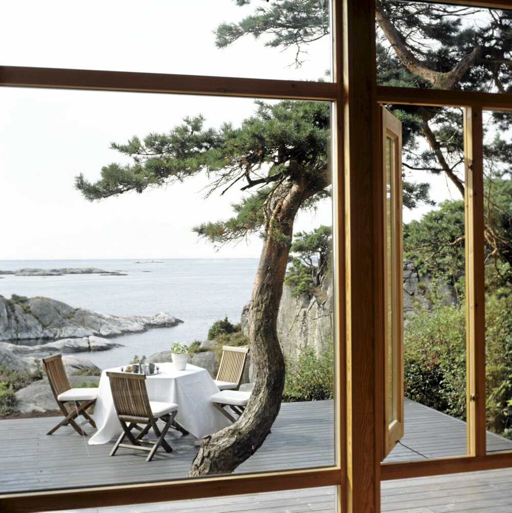 HAVBLIKK: Fra stuen ser eierne langt til havs. Her i huset får naturen spille hovedrollen. HAVBLIKK: Fra stuen ser eierne langt til havs. Her i huset får naturen spille hovedrollen.