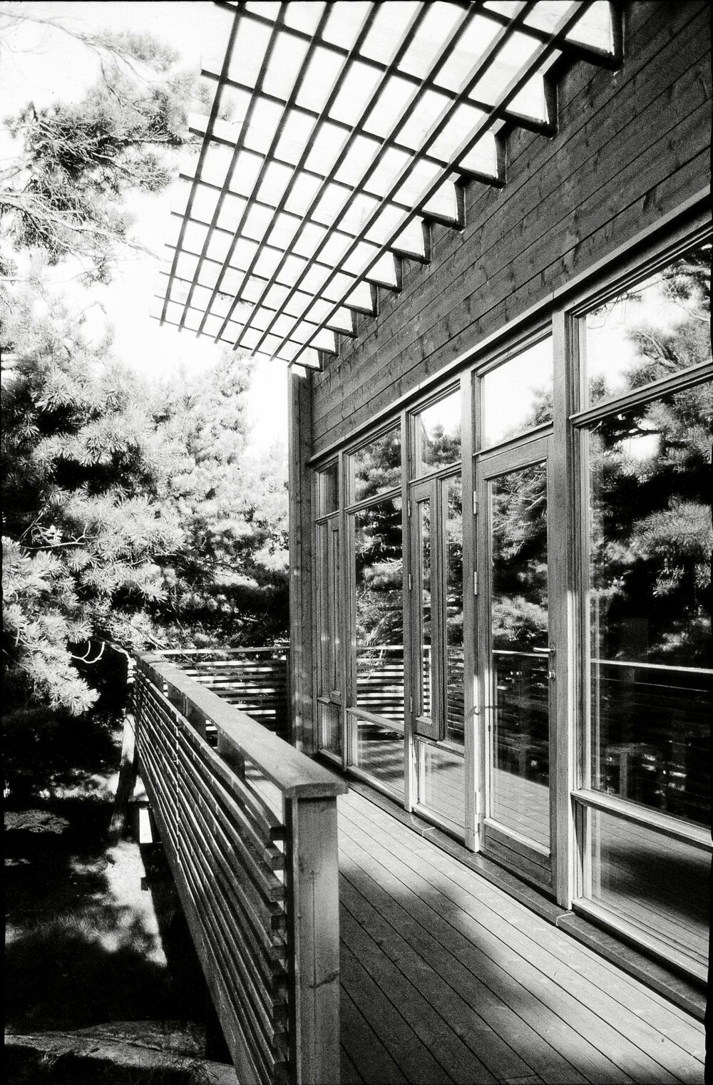TOPP ARKITEKTSTIL: Arkitektens stramme linjer går gjennom hele bygningen. Den rause terrasseplattingen går langs hele fronten av hytta. TOPP ARKITEKTSTIL: Arkitektens stramme linjer går gjennom hele bygningen. Den rause terrasseplattingen går langs hele fronten av hytta.