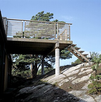 DESIGN TIL ALLE KANTER: En stilig, arkitekttegnet trapp står på baksiden av hytta. Den leder opp til den rause takterrasen. DESIGN TIL ALLE KANTER: En stilig, arkitekttegnet trapp står på baksiden av hytta. Den leder opp til den rause takterrasen.