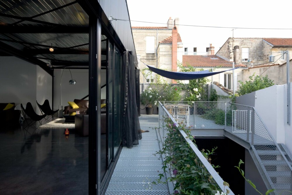 OASE: På balkongen har arkitektene laget en liten oase med planter. Beplantningen er gjort bevisst for å skape et definert uterom. Med murene rundt blir plassen avskjermet. OASE: På balkongen har arkitektene laget en liten oase med planter. Beplantningen er gjort bevisst for å skape et definert uterom. Med murene rundt blir plassen avskjermet.
