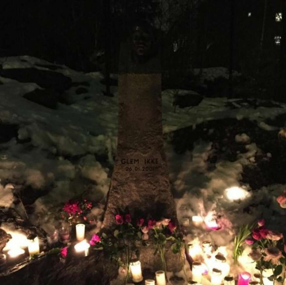 GLEM IKKE: Minnestedet for Benjamin av Oscar Blesson. « Vi hadde mistet en venn, en bror, en sønn, et barn!» GLEM IKKE: Minnestedet for Benjamin av Oscar Blesson. « Vi hadde mistet en venn, en bror, en sønn, et barn!»