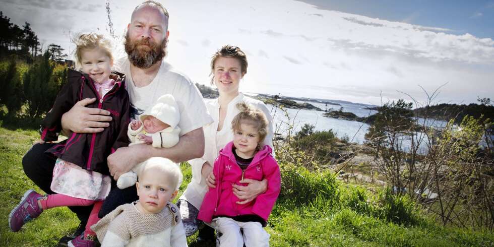 HJEMMEFØDSEL: Pappa Rune André har tatt imot både minstejenta og tvillingene hjemme på stuegulvet uten assistanse. HJEMMEFØDSEL: Pappa Rune André har tatt imot både minstejenta og tvillingene hjemme på stuegulvet uten assistanse.