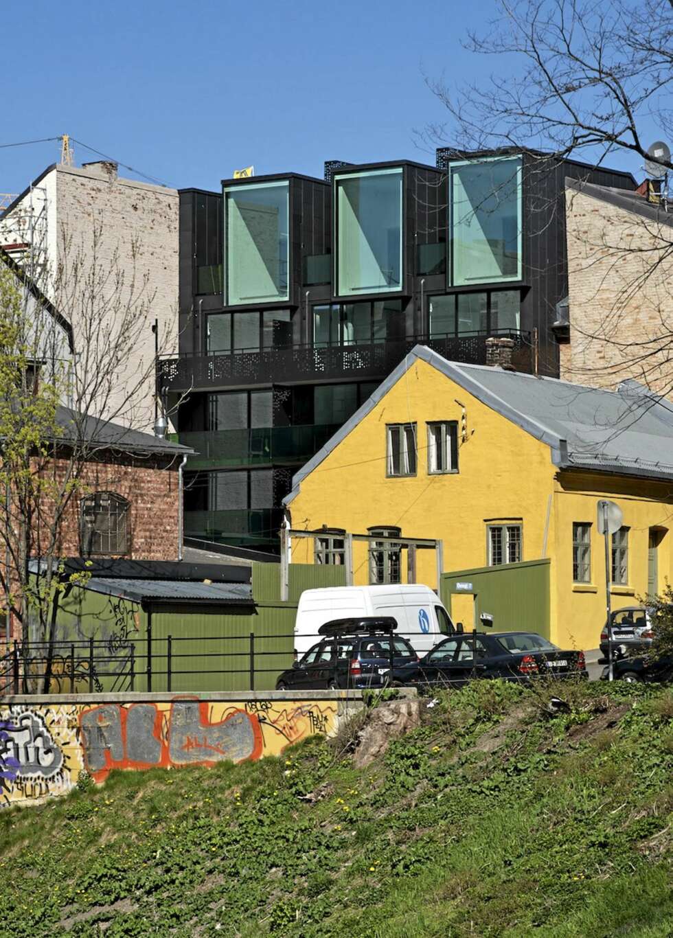 INNEKLEMT: Juryen i Statens Byggeskikkspris er begeistret for dette bygget i Korsgata 5 i Oslo - inneklemt mellom industri og gamle hus. INNEKLEMT: Juryen i Statens Byggeskikkspris er begeistret for dette bygget i Korsgata 5 i Oslo - inneklemt mellom industri og gamle hus.
