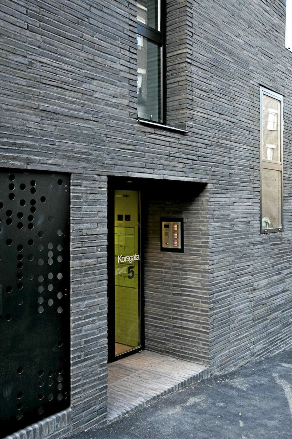 MATERIALBRUK: Fokus på husets materialbruk, spesielt på fasaden vendt ut mot det offentlig, har stått sentralt, forteller arkitekt Reiulf Ramstad i Reiulf Ramstad Arkitekter AS MATERIALBRUK: Fokus på husets materialbruk, spesielt på fasaden vendt ut mot det offentlig, har stått sentralt, forteller arkitekt Reiulf Ramstad i Reiulf Ramstad Arkitekter AS