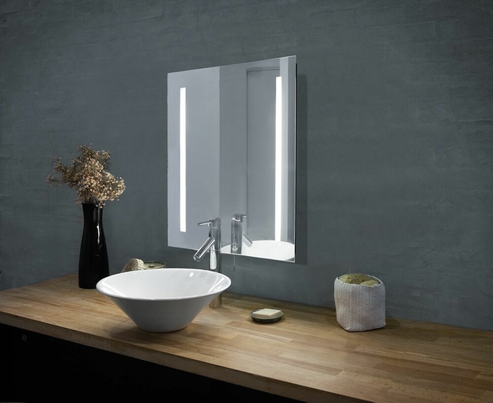 SPEILLYS. Den beste belysningen ved speilet, får du ved å ha
lys på hver side, og helst over speilet i tillegg. Dette speilet, Mirror fra Herstal, har innebygd belysning og er derfor ideelt på badet, se designbelysning.no. SPEILLYS. Den beste belysningen ved speilet, får du ved å ha
lys på hver side, og helst over speilet i tillegg. Dette speilet, Mirror fra Herstal, har innebygd belysning og er derfor ideelt på badet, se designbelysning.no.