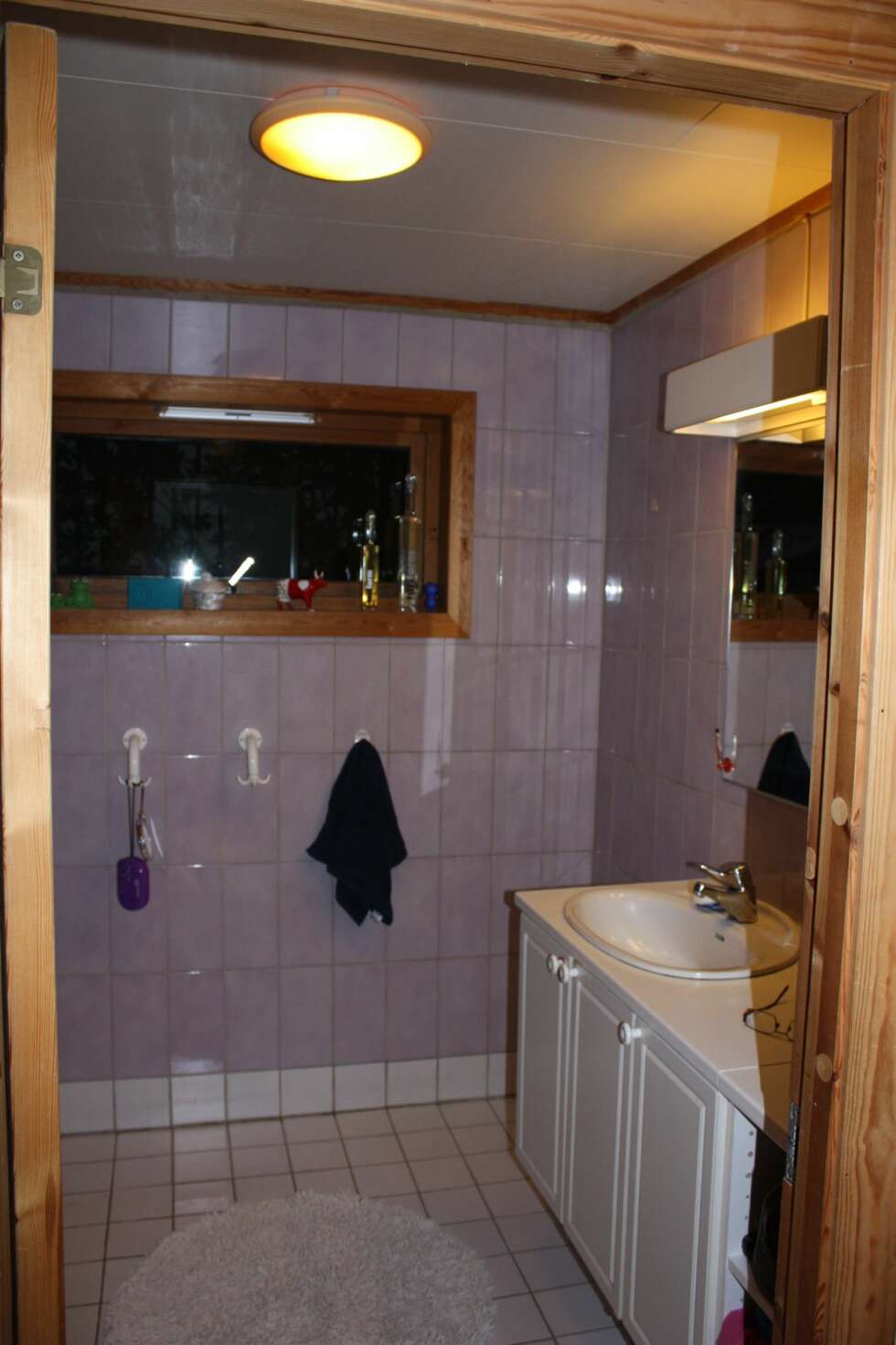LITE FRISTENDE: Det gamle badet fikk sist en overhaling en gang på 1980-tallet, lenge før familien som bor der i dag kjøpte huset. Veggen til høyre, der servantskapet står på dette bildet, ble revet for å gi det nye badet mer plass. LITE FRISTENDE: Det gamle badet fikk sist en overhaling en gang på 1980-tallet, lenge før familien som bor der i dag kjøpte huset. Veggen til høyre, der servantskapet står på dette bildet, ble revet for å gi det nye badet mer plass.