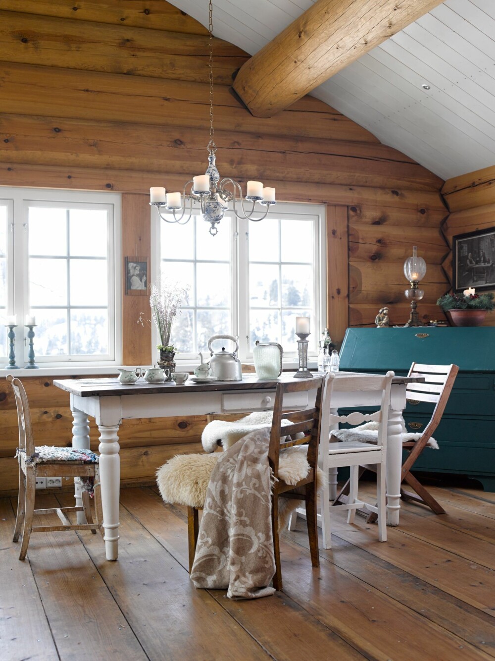SOSIALT: Rundt spisebordet samles gjerne familien sammen med barnas venner, som ofte er med på hyttetur. Bordet er fra Home and Cottage. Stolene og skatollet er arvegods, bruktfunn og fra antikkbutikken Bestemors Loft i Eggedal. Lysholderen i taket er fra en antikkbutikk i Kragerø. SOSIALT: Rundt spisebordet samles gjerne familien sammen med barnas venner, som ofte er med på hyttetur. Bordet er fra Home and Cottage. Stolene og skatollet er arvegods, bruktfunn og fra antikkbutikken Bestemors Loft i Eggedal. Lysholderen i taket er fra en antikkbutikk i Kragerø.