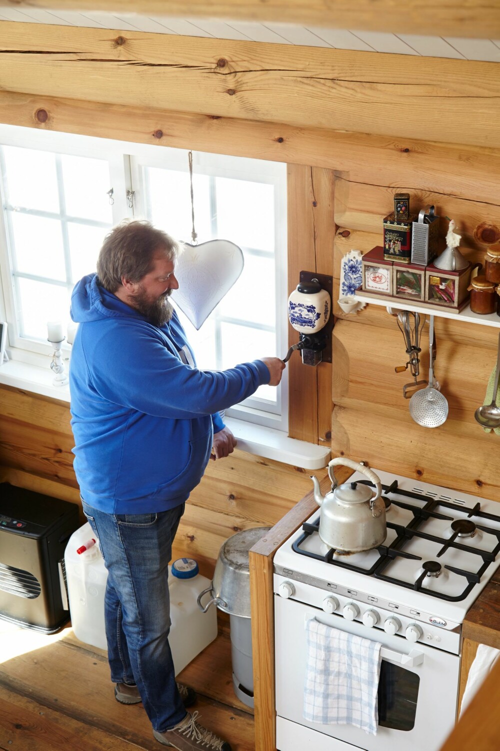 HÅNDKRAFT: Den gode, gamle kaffekvernen er stadig i bruk. HÅNDKRAFT: Den gode, gamle kaffekvernen er stadig i bruk.