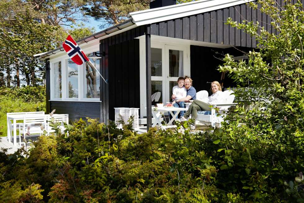 UTELIV: Gode uteplasser omkranser hytta. For familien er det uvurderlig, for slik kan dagene tilbringes utendørs, nesten uansett vær. Denne terrassen ligger på siden av hytta med inngang til stuen. UTELIV: Gode uteplasser omkranser hytta. For familien er det uvurderlig, for slik kan dagene tilbringes utendørs, nesten uansett vær. Denne terrassen ligger på siden av hytta med inngang til stuen.