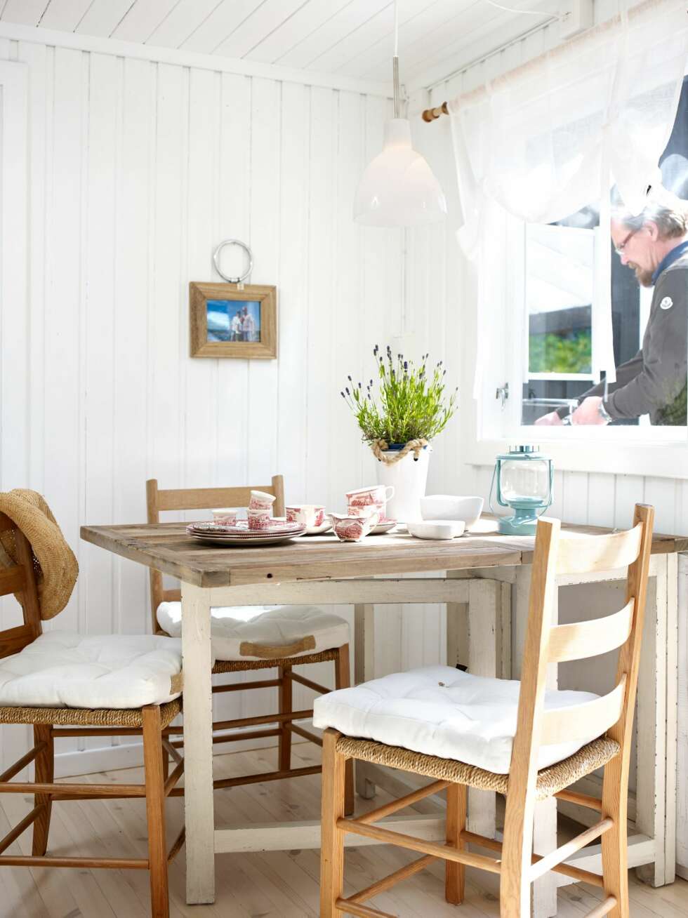 MELLOMROM: Kjøkken og soverom er på hver side av den lille spisekroken, og plassen imellom gjør god nytte for seg. MELLOMROM: Kjøkken og soverom er på hver side av den lille spisekroken, og plassen imellom gjør god nytte for seg.