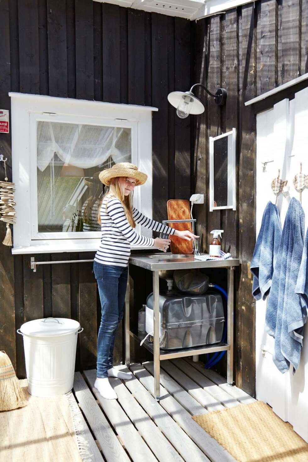 GODT OG KALDT: På varme sommerdager er det greit å ha iskaldt vann lett tilgjengelig også utendørs. Siden kjøkkenet er så lite, er det praktisk med en vannkran utendørs. Under vasken er det en liten vanntank.
GODT OG KALDT: På varme sommerdager er det greit å ha iskaldt vann lett tilgjengelig også utendørs. Siden kjøkkenet er så lite, er det praktisk med en vannkran utendørs. Under vasken er det en liten vanntank.