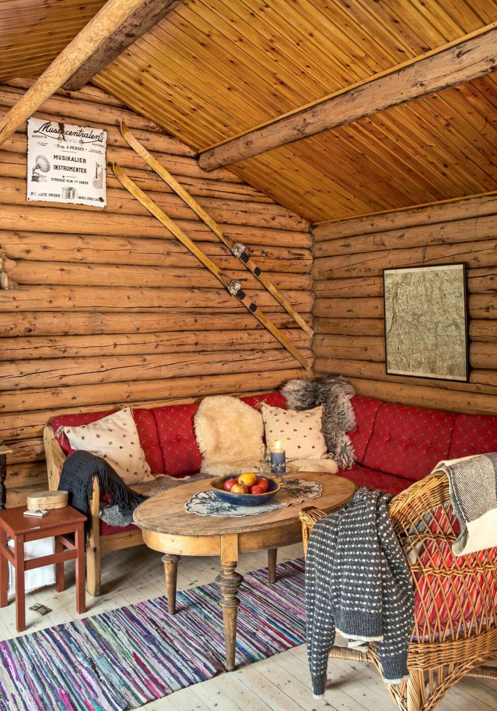 GODE MINNER: Over sofaen i stuen henger det et par Tømteski på veggen som et hyggelig minne.
Det er også blitt plass til et gammelt kart over Nordmarka.
GODE MINNER: Over sofaen i stuen henger det et par Tømteski på veggen som et hyggelig minne.
Det er også blitt plass til et gammelt kart over Nordmarka.