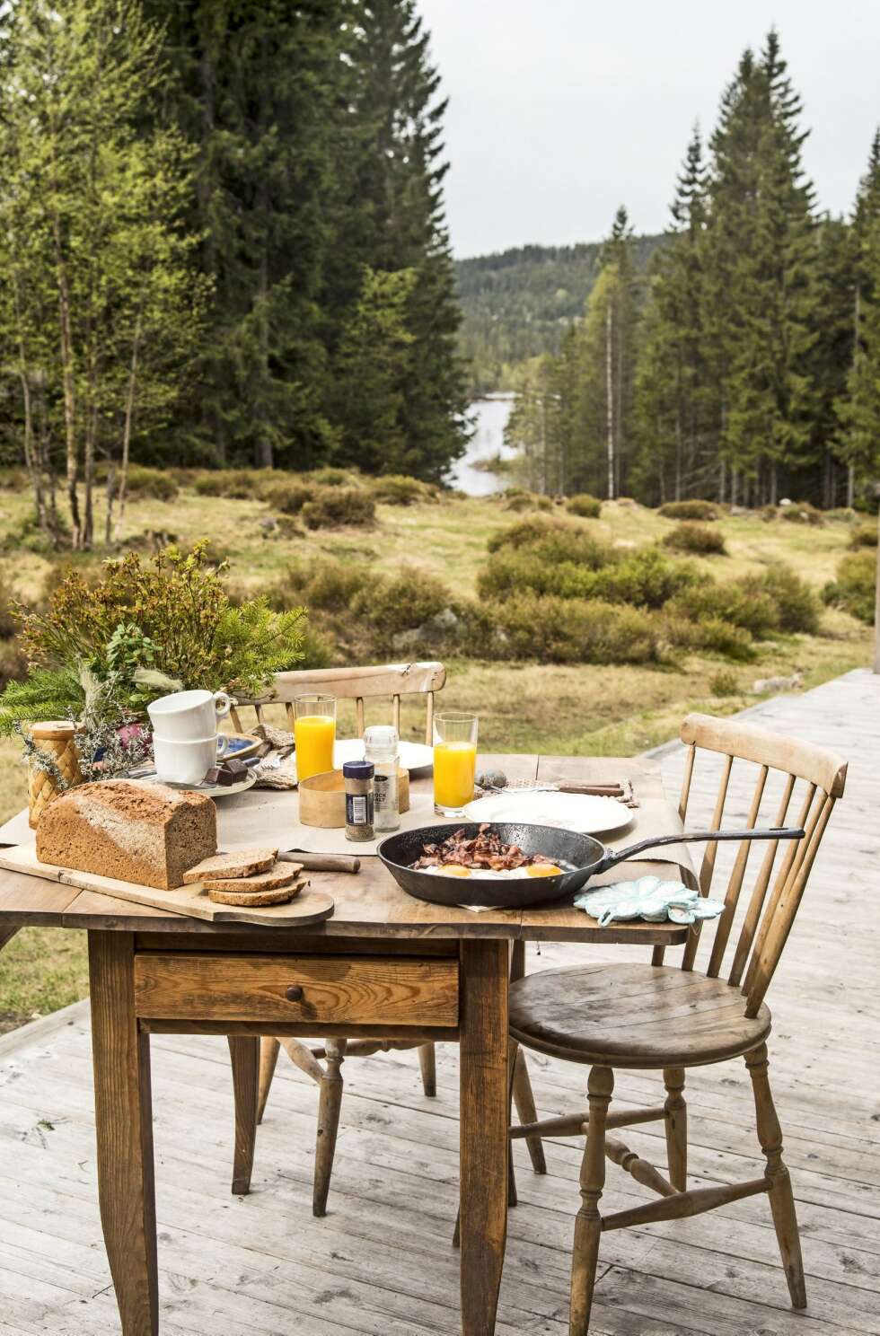 UTE TIL LUNSJ: Det er klart for utelunsj på plattingen med nykokt kaffe, egg og bacon. UTE TIL LUNSJ: Det er klart for utelunsj på plattingen med nykokt kaffe, egg og bacon.