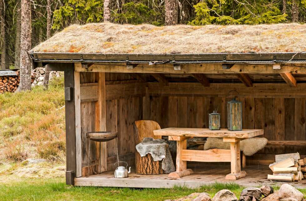UTESTUE: En fin gapahuk gjør at det går an å sitte ute og grille eller steke mat på bålet, selv om været skulle være litt utrygt.
UTESTUE: En fin gapahuk gjør at det går an å sitte ute og grille eller steke mat på bålet, selv om været skulle være litt utrygt.