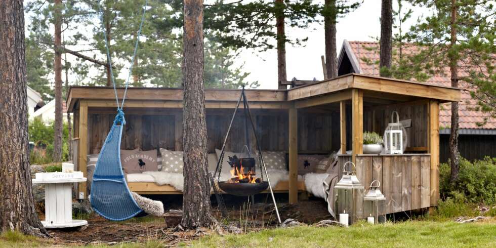 BYGGE UTESOFA: En utesofa med tak og vegger utvider utesesongen på hytta. BYGGE UTESOFA: En utesofa med tak og vegger utvider utesesongen på hytta.
