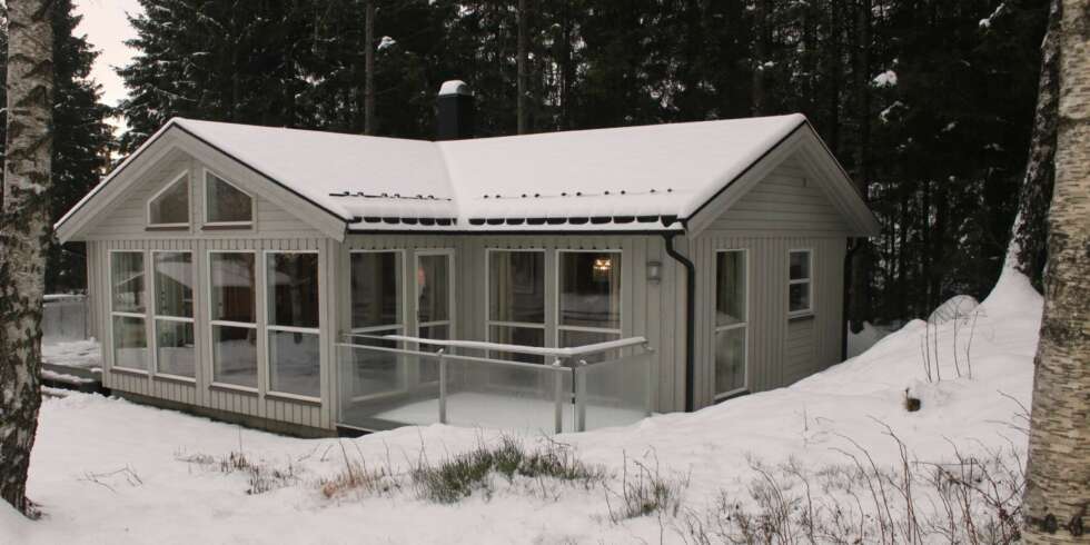 DRAMMENS HUS OG HYTTER: Modellen Holmsbu er Drammens Hus og Hytters mest populære modell. Prisen for byggesettet koster 610.300 kroner. DRAMMENS HUS OG HYTTER: Modellen Holmsbu er Drammens Hus og Hytters mest populære modell. Prisen for byggesettet koster 610.300 kroner.