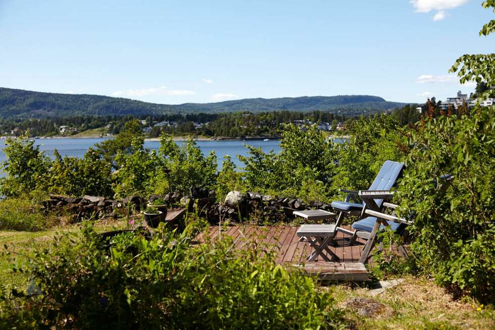 SJØUTSIKT: Hytta ligger flott til i umiddelbar nærhet til vannet. SJØUTSIKT: Hytta ligger flott til i umiddelbar nærhet til vannet.