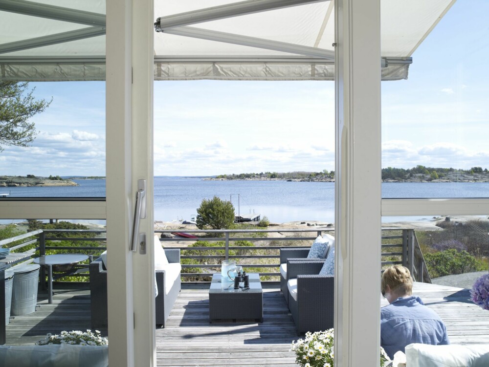 ÅPNE FLATER: De store vinduene visker ut overgangen mellom ute og inne. Skyvedører er plassbesparende. ÅPNE FLATER: De store vinduene visker ut overgangen mellom ute og inne. Skyvedører er plassbesparende.