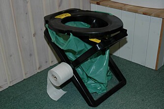 RESCUE CAMPING 25: En søt nød-do fra Separette (Hyttelivsenteret m.fl.) med urinseparering, som forener form og funksjon. Ingeniørkunst på sitt beste. Kan flatpakkes og leveres komplett med skulderveske, slange, spade, nedbrytbar kompostsekk, og dorull med holder. RESCUE CAMPING 25: En søt nød-do fra Separette (Hyttelivsenteret m.fl.) med urinseparering, som forener form og funksjon. Ingeniørkunst på sitt beste. Kan flatpakkes og leveres komplett med skulderveske, slange, spade, nedbrytbar kompostsekk, og dorull med holder.