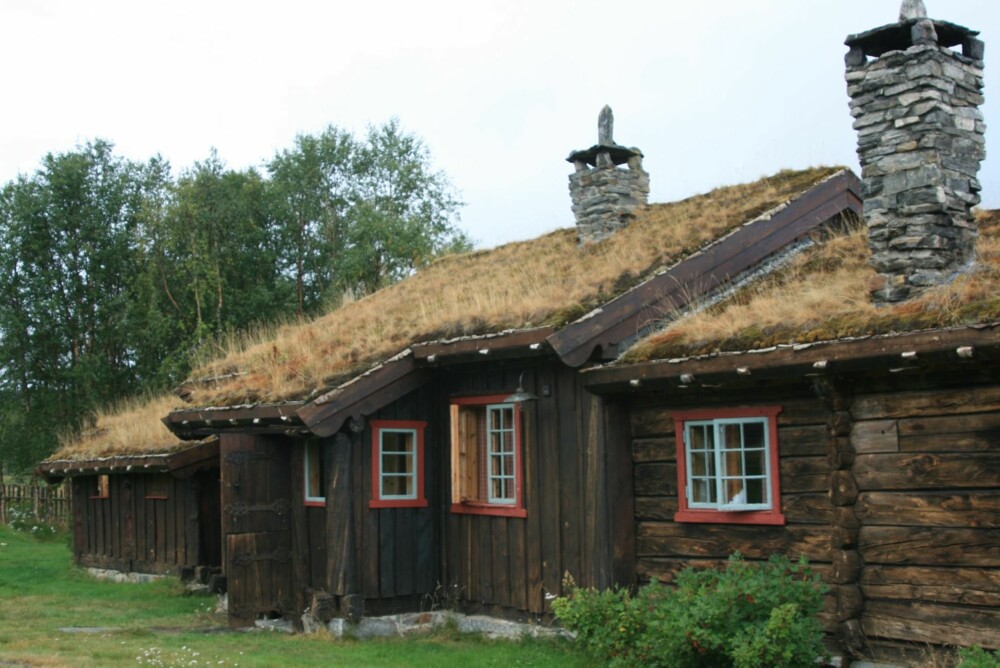 Skapt for hygge: Sota Sæter i Breheimen består av et tun med flere små hytter, samtidig som kjøkkenet tilbyr måltider. Den over 100 år gamle setra har et spesielt miljø som preges av lunhet og varme. Hytta er betjent og har 86 sengeplasser. Skapt for hygge: Sota Sæter i Breheimen består av et tun med flere små hytter, samtidig som kjøkkenet tilbyr måltider. Den over 100 år gamle setra har et spesielt miljø som preges av lunhet og varme. Hytta er betjent og har 86 sengeplasser.