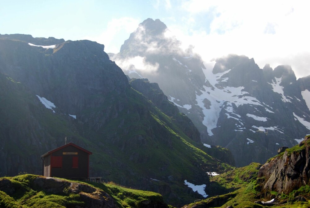 Majestetiske omgivelser: På Trollfjordhytta kan du oppleve Vesterålen på sitt aller vakreste. Rett ved hytta finner du Isvasshaugen med spektakulær utsikt ned mot Trollfjorden. Hytta består av et hovedhus og kombinert sikringsbu og badstue. Hytta er ubetjent med 8 sengeplasser Majestetiske omgivelser: På Trollfjordhytta kan du oppleve Vesterålen på sitt aller vakreste. Rett ved hytta finner du Isvasshaugen med spektakulær utsikt ned mot Trollfjorden. Hytta består av et hovedhus og kombinert sikringsbu og badstue. Hytta er ubetjent med 8 sengeplasser