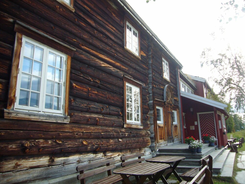Vakker hytte: Gjevilvasshytta ligger sørøst i Trollheimen og er et naturlig startsted for turer i dette fjellområdet både sommer og vinter. Et fredet bygg fra 1819, med tømmer fra helt tilbake til 1739, gjør Gjevilvasshytta til landets eldste bygning som er i bruk som turisthytte. Hytta er betjent og har 62 sengeplasser Vakker hytte: Gjevilvasshytta ligger sørøst i Trollheimen og er et naturlig startsted for turer i dette fjellområdet både sommer og vinter. Et fredet bygg fra 1819, med tømmer fra helt tilbake til 1739, gjør Gjevilvasshytta til landets eldste bygning som er i bruk som turisthytte. Hytta er betjent og har 62 sengeplasser
