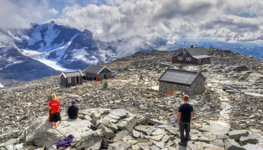 Høyt over havet: Fannaråkhytta er Norges høyest beliggende turisthytte, 2068 moh. Herfra ser du blant annet Hurrunganes tinderekker, Smørstabbreen og Jostedalsbreen. Soloppgang med Jotunheimtopper i et 360 graders skue er en utsikt vanskelig å glemme. Hytta er betjent og har 34 sengeplasser. Høyt over havet: Fannaråkhytta er Norges høyest beliggende turisthytte, 2068 moh. Herfra ser du blant annet Hurrunganes tinderekker, Smørstabbreen og Jostedalsbreen. Soloppgang med Jotunheimtopper i et 360 graders skue er en utsikt vanskelig å glemme. Hytta er betjent og har 34 sengeplasser.