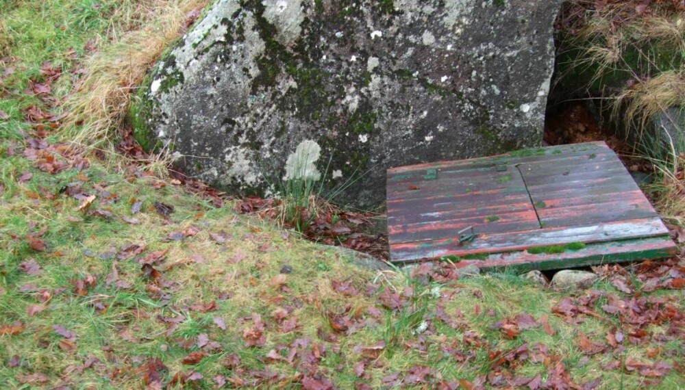ØDELAGT AV TERRENGENDRINGER: Dette er et oppkomme som har gitt godt vann til en hytte. Dessverre er vannet nå av dårlig kvalitet fordi terrenget samt en tilførselsvei på oversiden av kilden er endret, slik at mengden av overflatevann renner ned i oppkommet. Vannkilden er fra gammelt av sikret med oppmuring rundt kilden og utstyrt med lokk. Dette hjelper dessverre lite nå som terrenget rundt er lagt høyere enn kilden. ØDELAGT AV TERRENGENDRINGER: Dette er et oppkomme som har gitt godt vann til en hytte. Dessverre er vannet nå av dårlig kvalitet fordi terrenget samt en tilførselsvei på oversiden av kilden er endret, slik at mengden av overflatevann renner ned i oppkommet. Vannkilden er fra gammelt av sikret med oppmuring rundt kilden og utstyrt med lokk. Dette hjelper dessverre lite nå som terrenget rundt er lagt høyere enn kilden.