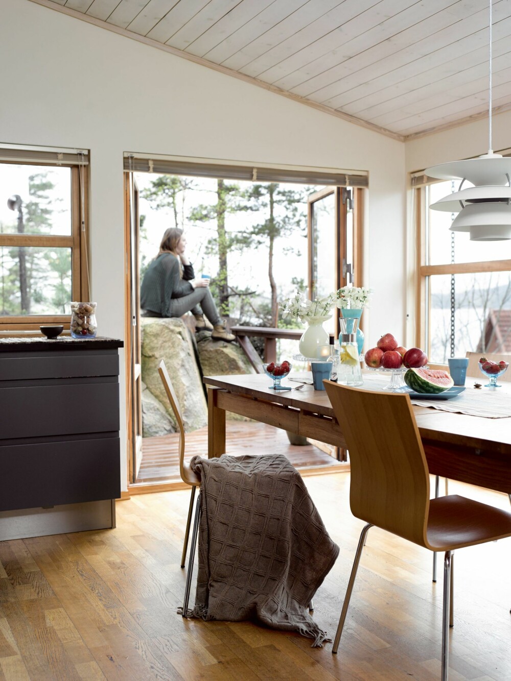EN EGEN UTSIKTSSTEIN:
Det er godt med en kaffekopp på utsiktssteinen rett utenfor kjøkkenet. Eierne anbefaler å sprenge minst mulig, og heller tilpasse hytta til tomta. EN EGEN UTSIKTSSTEIN:
Det er godt med en kaffekopp på utsiktssteinen rett utenfor kjøkkenet. Eierne anbefaler å sprenge minst mulig, og heller tilpasse hytta til tomta.