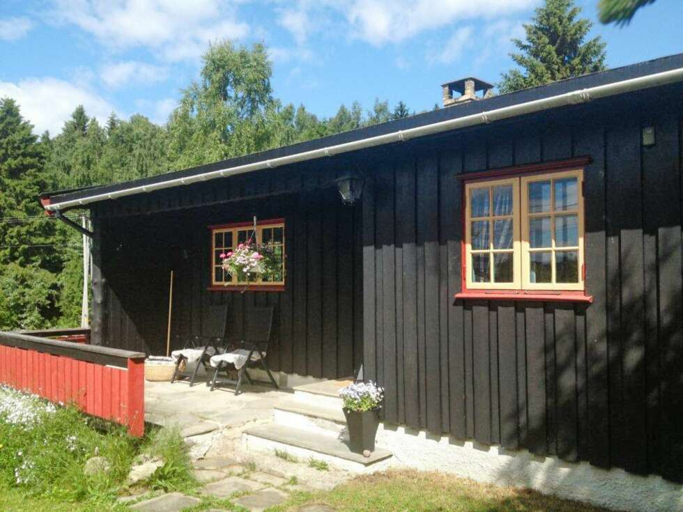 GAMMEL FASADE: Hytta i Lunner på Hadeland trengte en fornyelse. Den ble totalforvandlet med hjelp av Hyttelivs interiørdesigner og stor egeninnsats. (FOTO: Privat) GAMMEL FASADE: Hytta i Lunner på Hadeland trengte en fornyelse. Den ble totalforvandlet med hjelp av Hyttelivs interiørdesigner og stor egeninnsats. (FOTO: Privat)