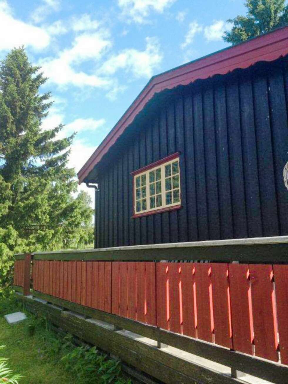 GAMMEL FASADE: Den utvendige røde blondekanten i gavlen ble fjernet og hytta ble malt. (FOTO: Privat) GAMMEL FASADE: Den utvendige røde blondekanten i gavlen ble fjernet og hytta ble malt. (FOTO: Privat)