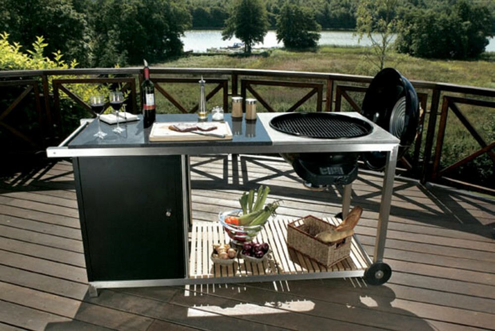 ADURO: Utekjøkken fra Danmark har fått miljøstempelet Svanemerket. Materialene er granitt og teaktre. Selges ikke med grill, men det er mulig å sette inn for eksempel Weber 57 cm grill. Pris: kr 6995 pluss frakt, aduro.no ADURO: Utekjøkken fra Danmark har fått miljøstempelet Svanemerket. Materialene er granitt og teaktre. Selges ikke med grill, men det er mulig å sette inn for eksempel Weber 57 cm grill. Pris: kr 6995 pluss frakt, aduro.no