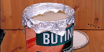 UNNGÅ SØL: Aluminiumsfolie rundt kanten av malingsspannet hindrer søl. UNNGÅ SØL: Aluminiumsfolie rundt kanten av malingsspannet hindrer søl.