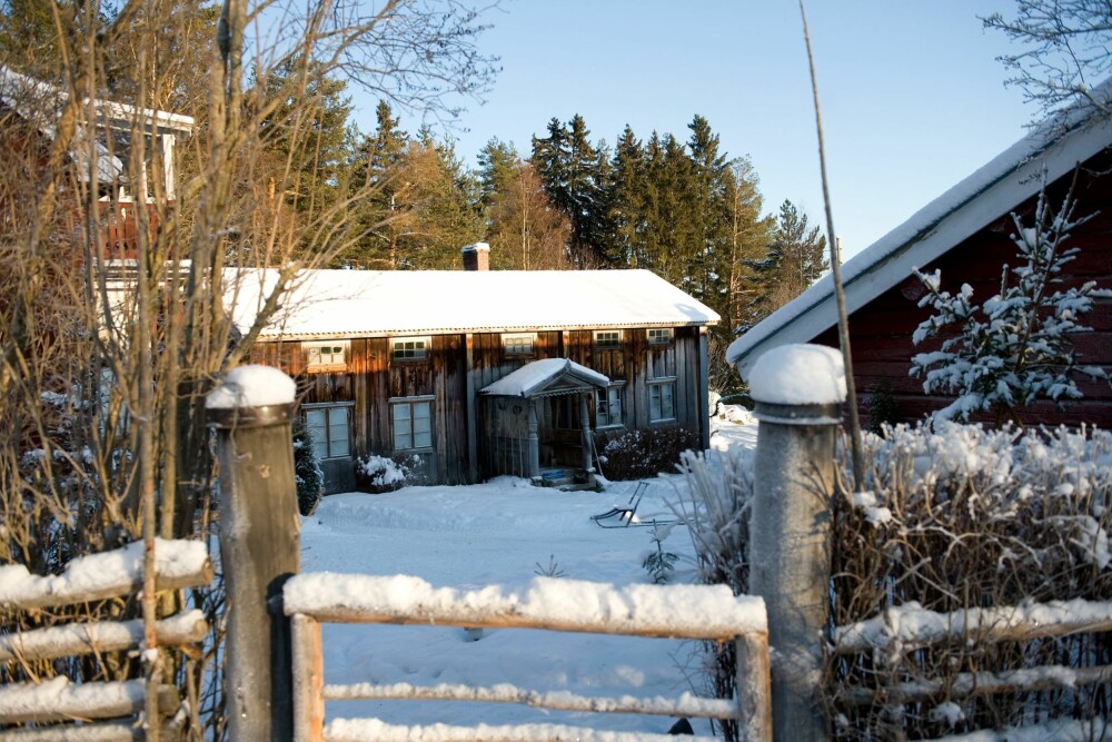 IDYLLISK: Porten leder inn til Karin og Bertils gård Olars, med gjestehytta fra midten av 1700-talet. Til venstre skimtes det nyere huset fra 1939. IDYLLISK: Porten leder inn til Karin og Bertils gård Olars, med gjestehytta fra midten av 1700-talet. Til venstre skimtes det nyere huset fra 1939.