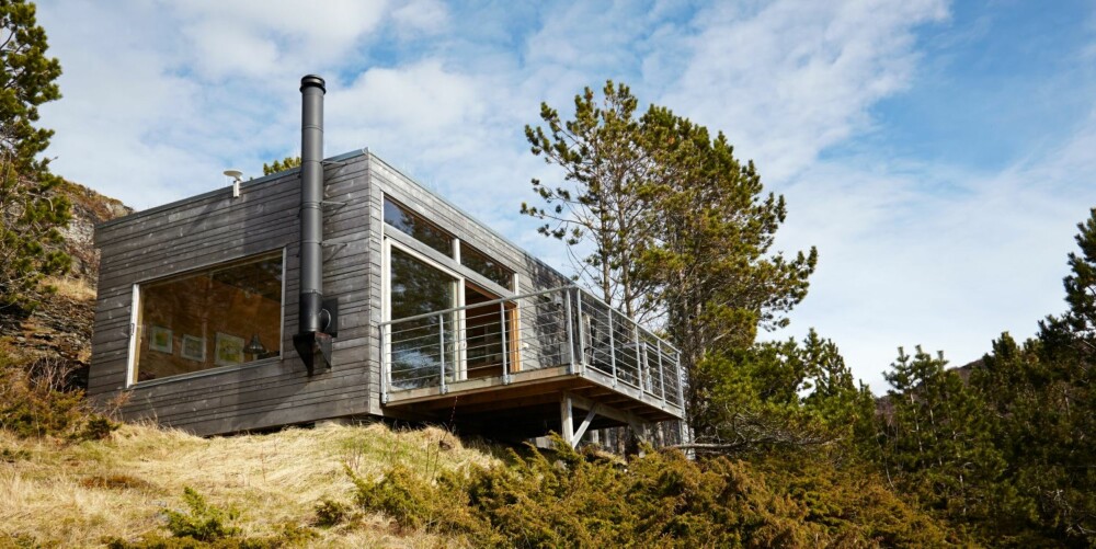 Herlig arkitektur: Hytta er et kysthus og har fått liggende panel av furu kjerneved. Taket er lagt med torv og den innvendige kledningen er i bjørk kryssfiner. Gulvet er i isolert trebjelkelag av furu. Herlig arkitektur: Hytta er et kysthus og har fått liggende panel av furu kjerneved. Taket er lagt med torv og den innvendige kledningen er i bjørk kryssfiner. Gulvet er i isolert trebjelkelag av furu.