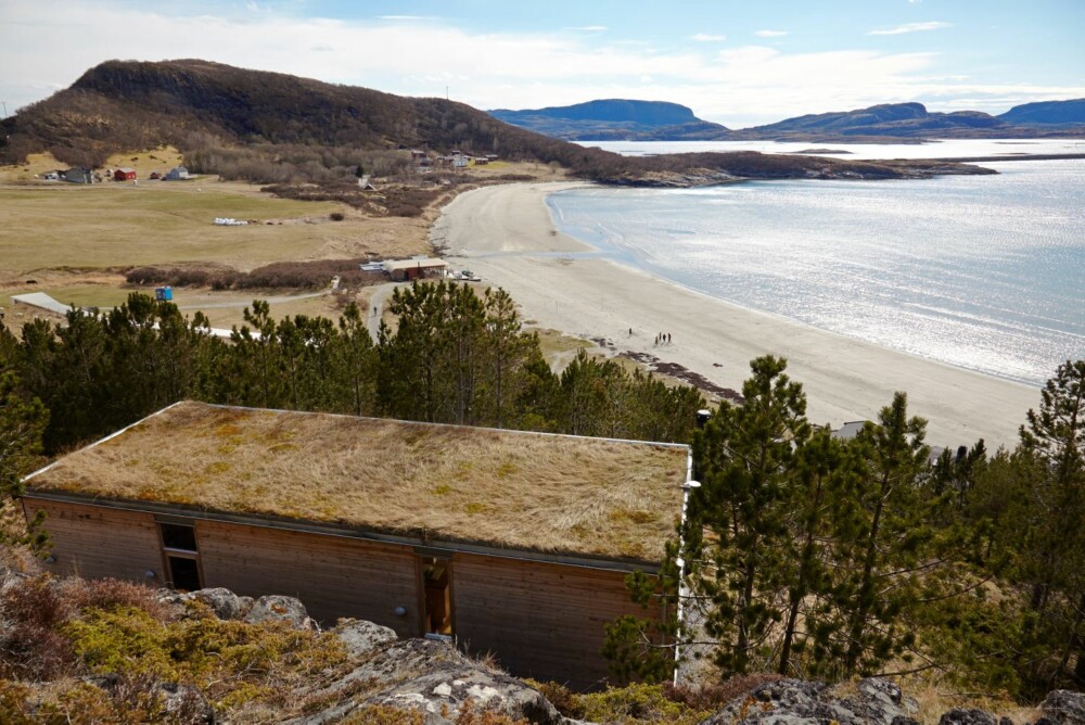Diskret: Hytta, som er tegnet av Pir 2 Arkitekter ved Ogmund Sørlie, er
plassert diskret i omgivelsene. Fra Strandbaren synes den knapt, skjult som den er av høyreiste trær. Linesøya i bakgrunnen. Diskret: Hytta, som er tegnet av Pir 2 Arkitekter ved Ogmund Sørlie, er
plassert diskret i omgivelsene. Fra Strandbaren synes den knapt, skjult som den er av høyreiste trær. Linesøya i bakgrunnen.