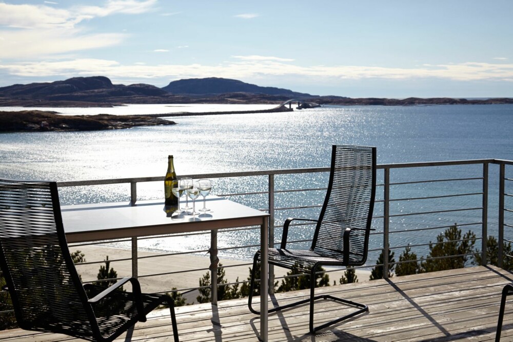 Sjelero: Det er som om havet slår rett inn i stuen. Hurtigruta passerer trofast forbi ute i leia, ofte har folket her ute stilt klokka etter den. Sjelero: Det er som om havet slår rett inn i stuen. Hurtigruta passerer trofast forbi ute i leia, ofte har folket her ute stilt klokka etter den.