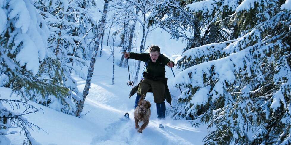 VINNER: Eskil og hunden Zico er her på en fartsfylt skitur, ved familiens hytte på Stormoen i Verdal. Bildet vant førstepremie med følgende begrunnelse: Fotografen har fanget en situasjon full av humor, liv og gjenkjennelse,
og har klart å knipse i et raskt forgjengelig øyeblikk. Motivet formidler vinterlivet på en spontan og vellykket måte.
Vi er nødt til å trekke på smilebåndet av det nervepirrende og barnlig morsomme i situasjonen. Bildet gjør oss glade! VINNER: Eskil og hunden Zico er her på en fartsfylt skitur, ved familiens hytte på Stormoen i Verdal. Bildet vant førstepremie med følgende begrunnelse: Fotografen har fanget en situasjon full av humor, liv og gjenkjennelse,
og har klart å knipse i et raskt forgjengelig øyeblikk. Motivet formidler vinterlivet på en spontan og vellykket måte.
Vi er nødt til å trekke på smilebåndet av det nervepirrende og barnlig morsomme i situasjonen. Bildet gjør oss glade!