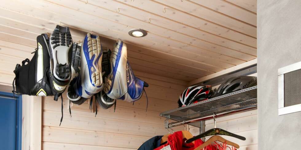 TIPS: I gangen har hytteeierne hengt opp skisko og støvler i små kroker. TIPS: I gangen har hytteeierne hengt opp skisko og støvler i små kroker.
