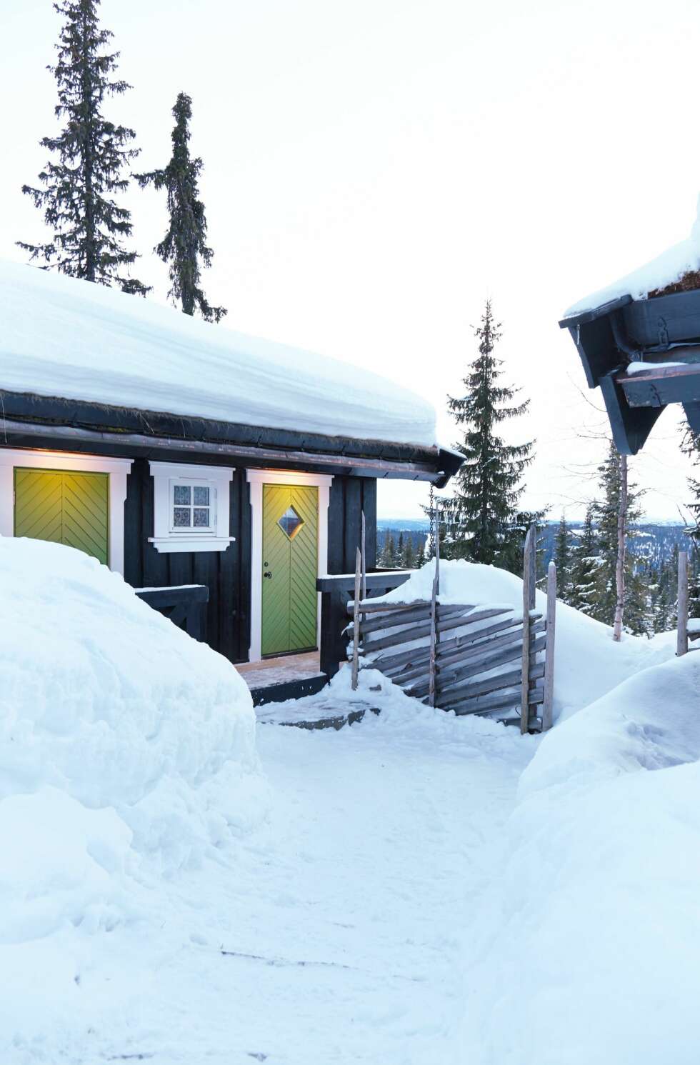 EKSTRA PLASS: Annekset på 15 kvadratmeter rommer gang, toalett, soverom og skibod. Den tradisjonelle grønnfargen er en frisk kontrast til den mørke beisen. EKSTRA PLASS: Annekset på 15 kvadratmeter rommer gang, toalett, soverom og skibod. Den tradisjonelle grønnfargen er en frisk kontrast til den mørke beisen.